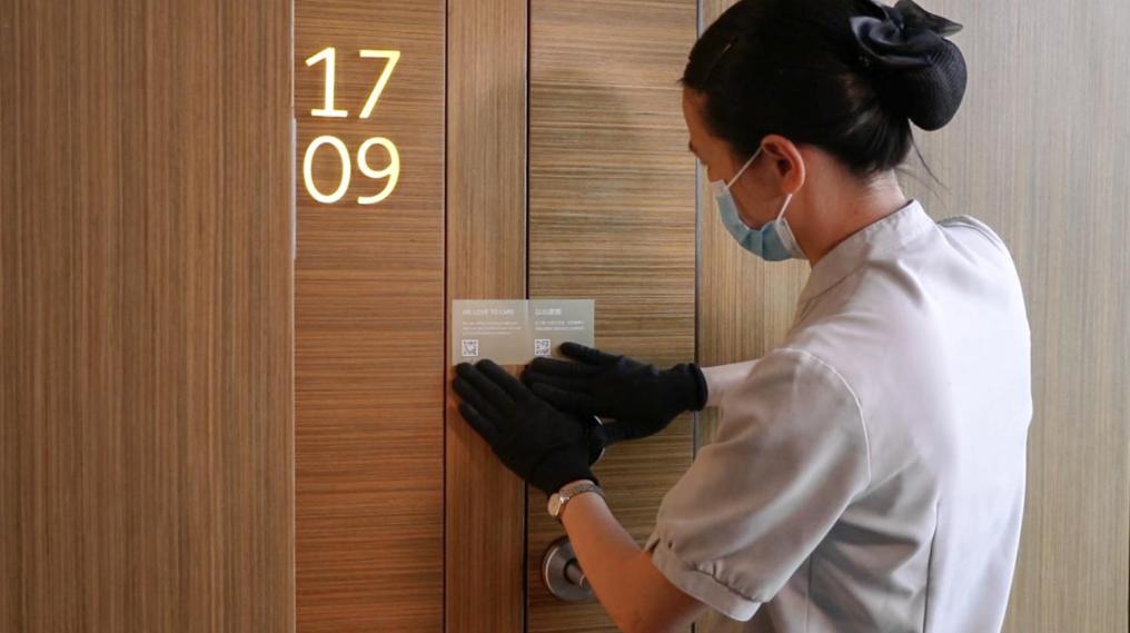 香港 唯港荟酒店 外观 照片 A housekeeper at work