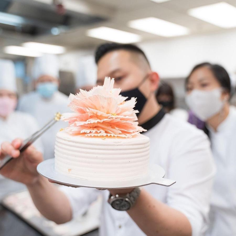 香港 唯港荟酒店 外观 照片 A pastry chef icing a cake