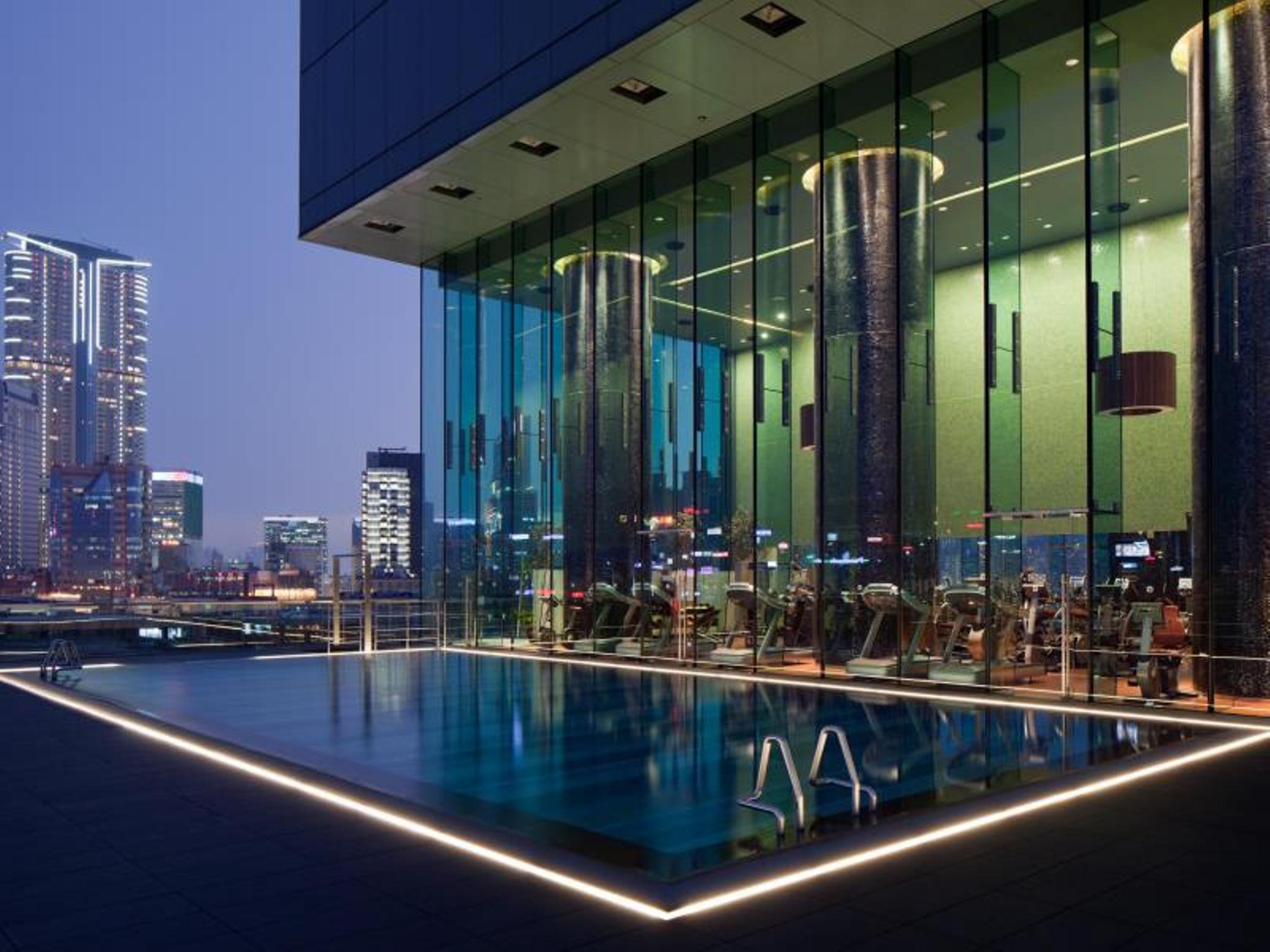 香港 唯港荟酒店 外观 照片 The swimming pool at the 101 Skybar