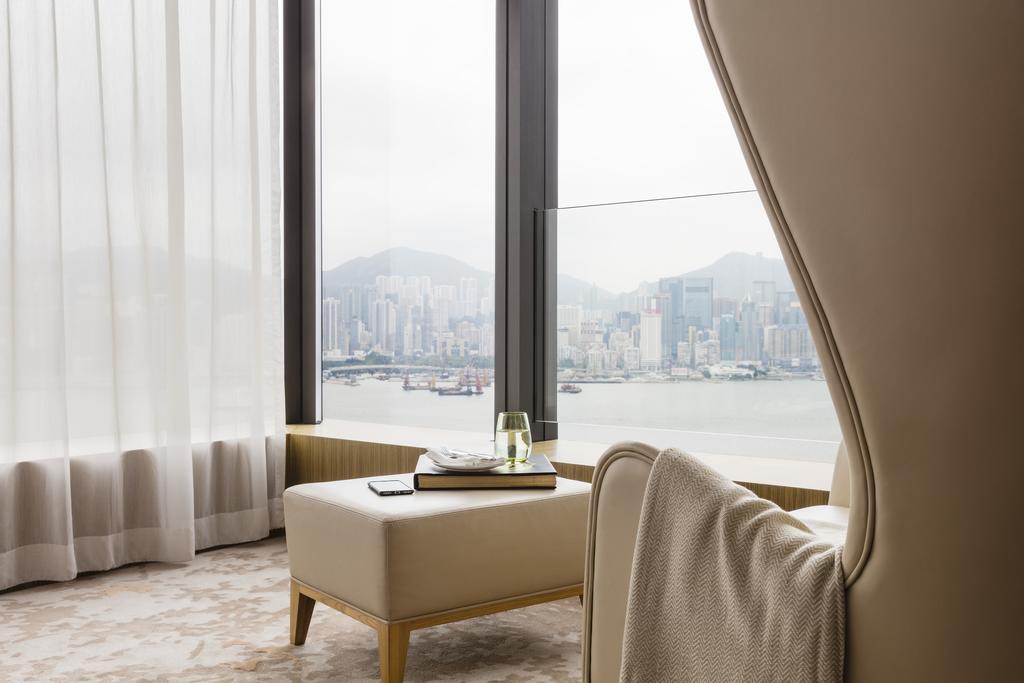 香港 唯港荟酒店 外观 照片 The view of Victoria Harbour from a guest room