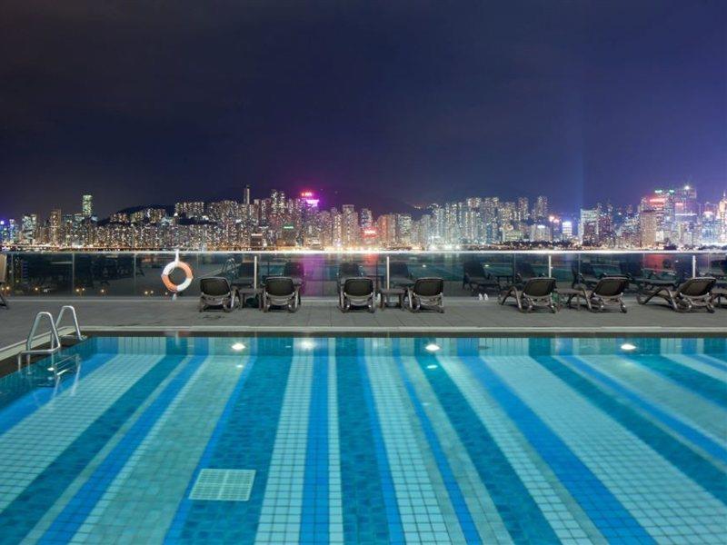 香港 唯港荟酒店 外观 照片 View of Victoria Harbour from the rooftop pool